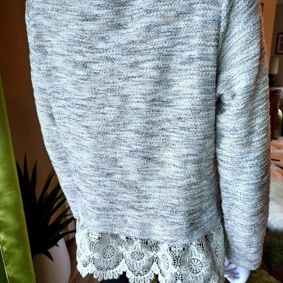 Ladies Cotton/Poly Sweater with a Doily Hem: Size XL. - Picture 7 of 10